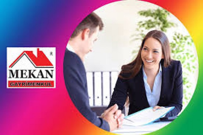 Emlak Brokerları, Gayrimenkul Sektöründe Alıcı ve Satıcı Arasındaki İşlemleri Kolaylaştıran, Lisanslı Profesyonellerdir. 